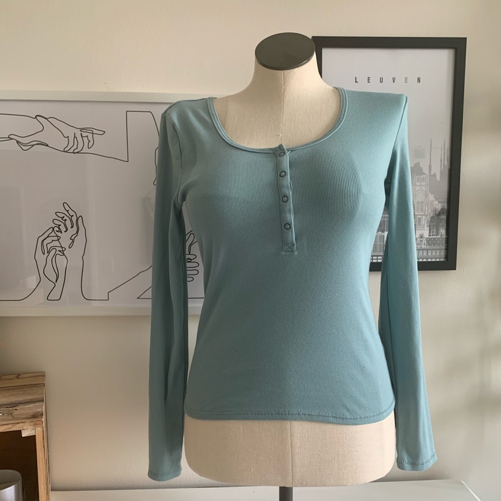 Light blue ribbed long sleeve top
